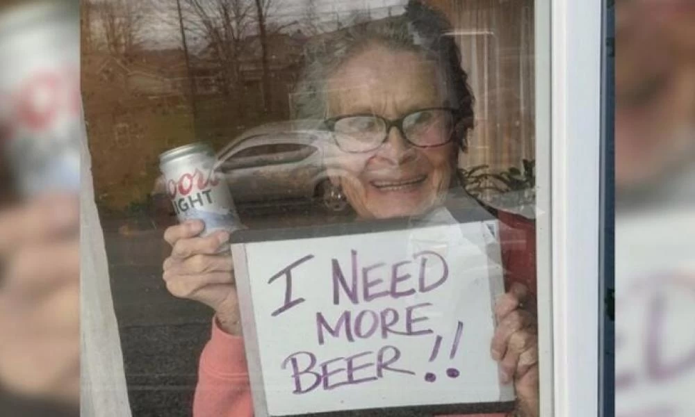 Πέθανε η 94χρονη που έγινε viral ζητώντας "περισσότερη μπίρα" μέσα στο lockdown